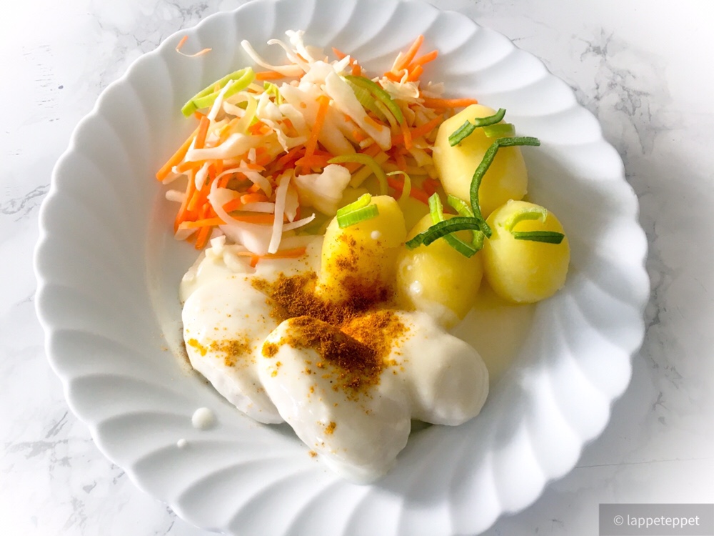 Fiskeboller i hvit saus med potet og råkost