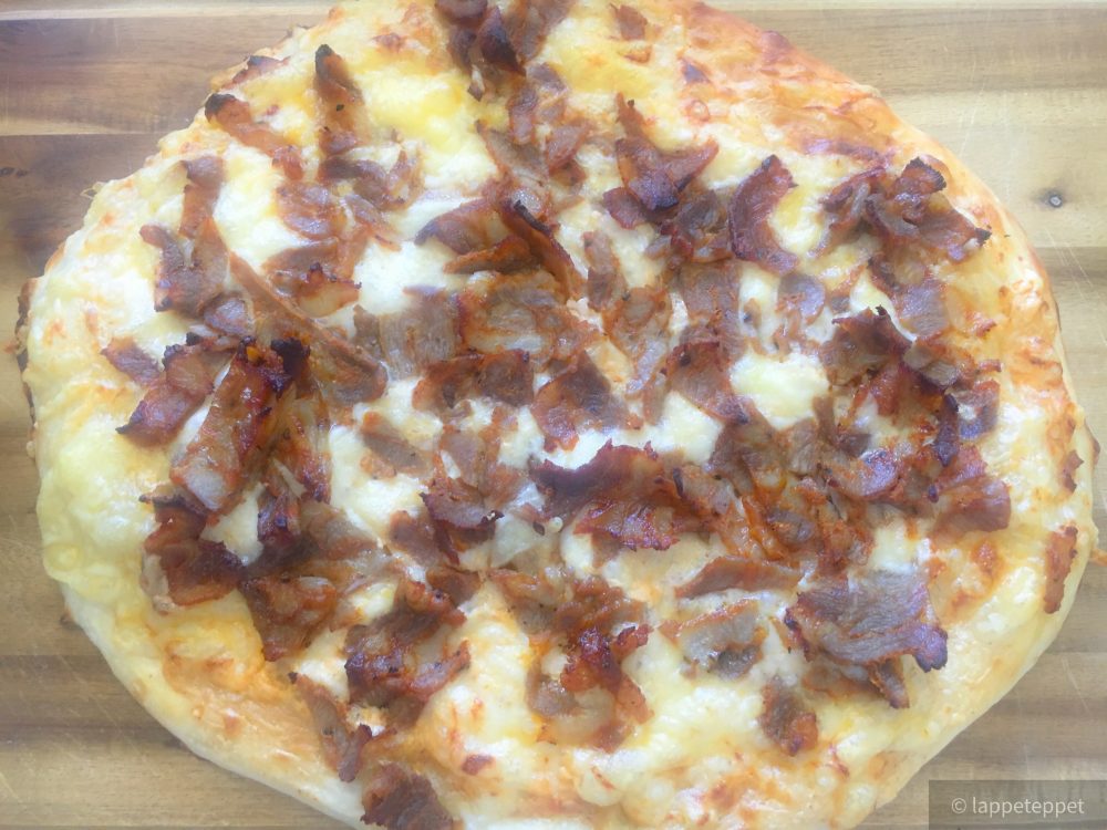 Hvit, halvveis hjemmelaget surdeigspizza for 2 personer til 50 kroner!